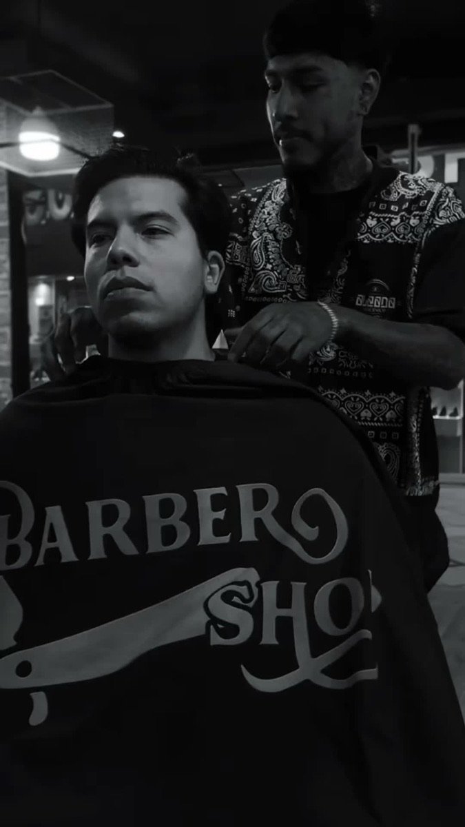Barbero trabajando un corte